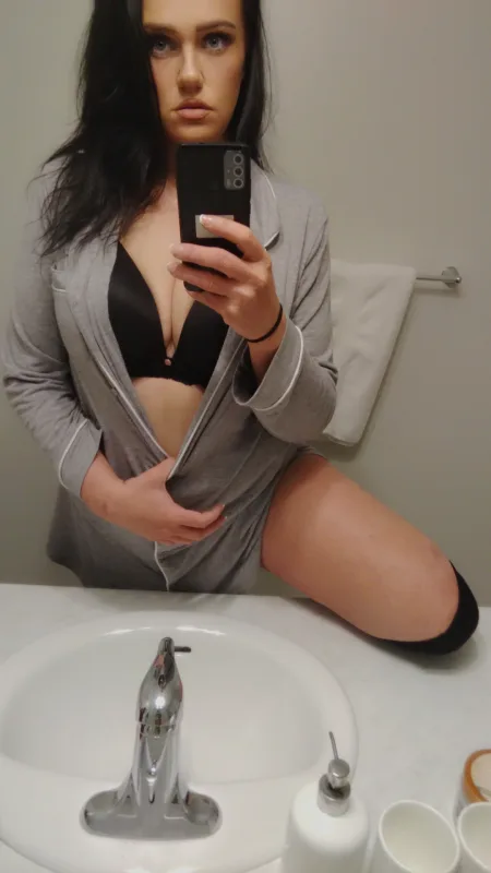 Sexy MILF who likes to please - Photo 1 of 15