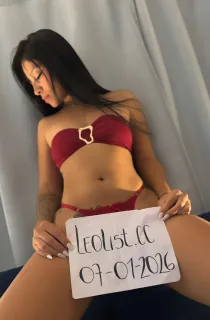 Hot and very sexy Indian woman with natural curves and lips - Photo 1 of 5