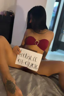 Hot and very sexy Indian woman with natural curves and lips - Photo 4 of 5