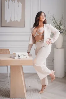 Bonjour, Let me introduce myself I’m Elyra Dorsay a refined brunette with glowing skin, a... - Photo 19 of 19