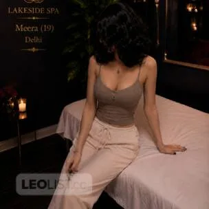 Laila Sana Meena - Hiii babyyy DESI QUEENS @ Lakeside🪷 1. - Photo 1 of 3