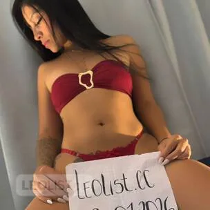 Hot and very sexy Indian woman with natural curves and lips - Photo 2 of 6