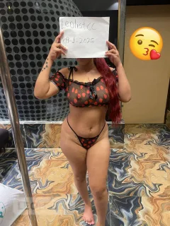 Sexy and very hot Dutch woman with natural curves - Photo 2 of 10