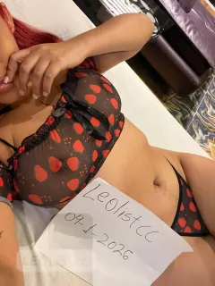 Sexy and very hot Dutch woman with natural curves - Photo 4 of 10