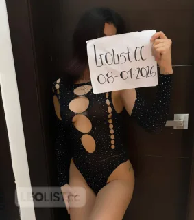 Sexy, fun, and very hot Indian woman with natural curves - Photo 5 of 5