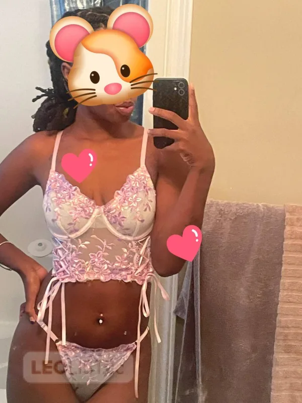 Slim Petite ebony queen - Photo 1 of 4
