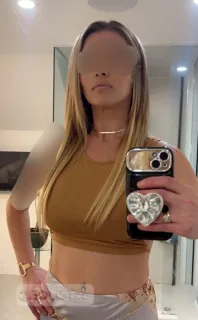 ONLY HERE UNTIL TOMORROW! EXTREMELY BEAUTIFUL SEXY MILF! - Photo 5 of 12