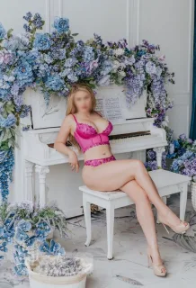 Beautiful Blonde Barbie 32DDD - Downtown - Photo 16 of 23