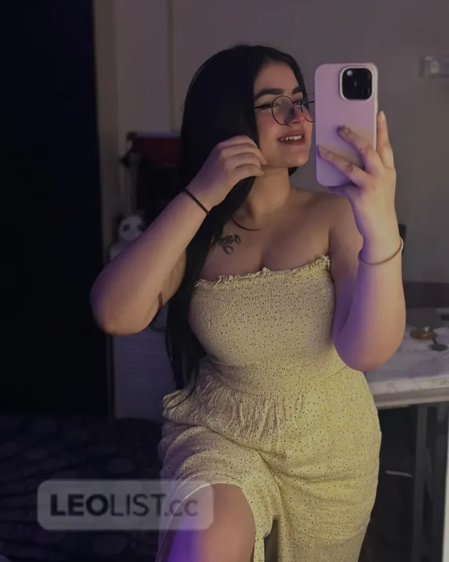 Hot and sexy Indian with natural curves - Photo 1 of 5
