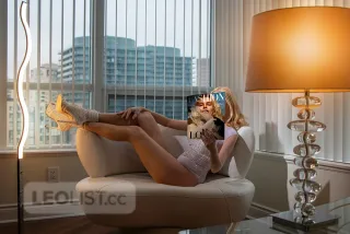 hot sexy blond in toronto! - Photo 5 of 12