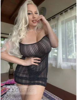 Sexy blonde party girl - Photo 2 of 9
