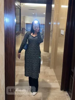 Brown Indian girl available for service - Photo 5 of 9